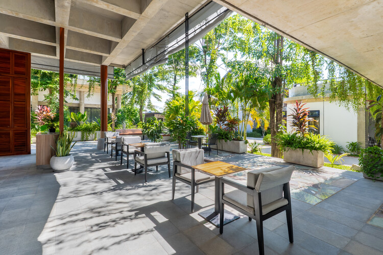 Café y Restaurante Phum Sambo / Khoan + Partners - Fotografía interior, Comedor, Sillas, Patio interior, Patio