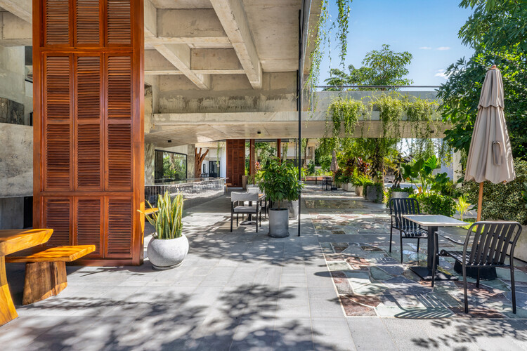 Café y Restaurante Phum Sambo / Khoan + Partners - Fotografía exterior, Madera