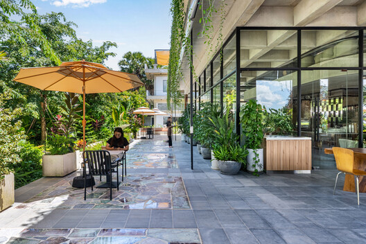 Phum Sambo Café & Eatery / Khoan + Partners - Exterior Photography, Courtyard