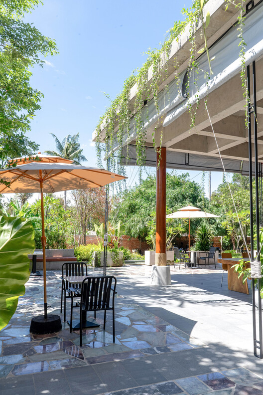 Phum Sambo Café & Eatery / Khoan + Partners - Exterior Photography, Chair, Garden, Patio, Courtyard