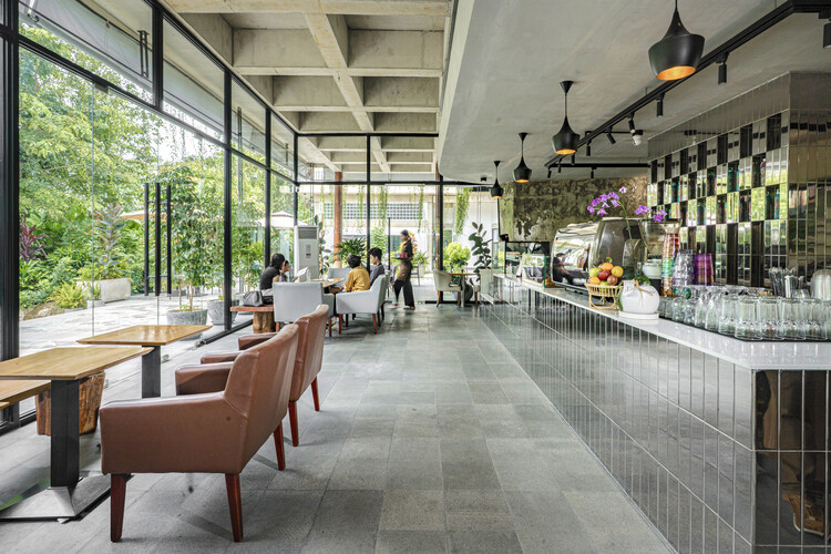 Café y Restaurante Phum Sambo / Khoan + Partners - Fotografía interior, Sillas, Vidrio