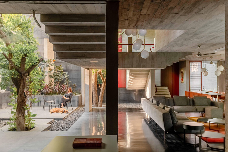 (Embargo) Árvores Cortadas por Residência / Matharoo Associates - Fotografia de Interiores, Sala de Estar, Madeira, Cadeira