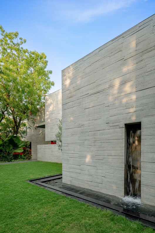 Trees Sliced Through Residence / Matharoo Associates - Exterior Photography