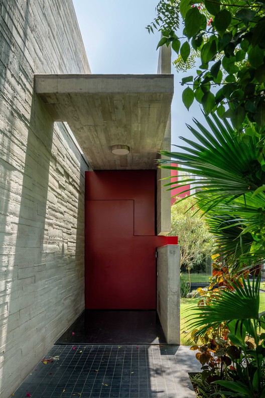 Trees Sliced Through Residence / Matharoo Associates - Exterior Photography, Concrete