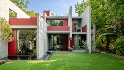 Trees Sliced Through Residence / Matharoo Associates