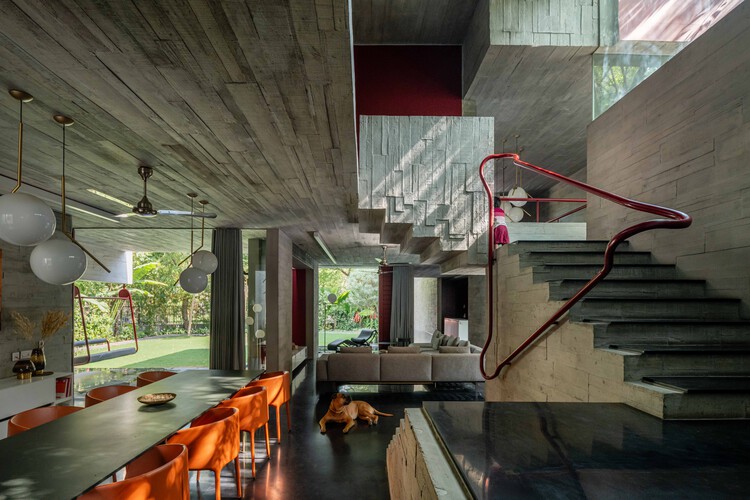 (Embargo) Árvores Cortadas por Residência / Matharoo Associates - Fotografia de Interiores, Madeira