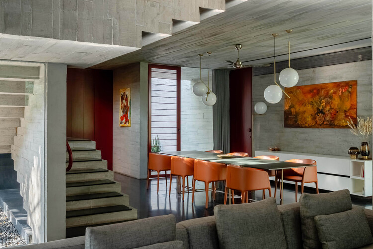 (Embargo) Árvores Cortadas por Residência / Matharoo Associates - Fotografia de Interiores, Madeira, Mesa, Cadeira