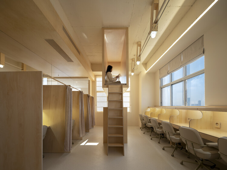 Yixing/Antelier d'E More - Fotografía interior, madera, iluminación, vidrio, sillas