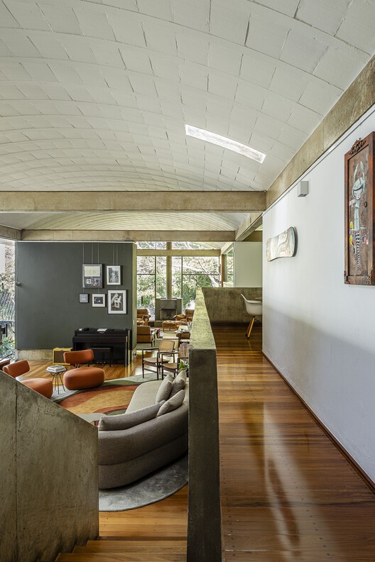 Arches House / ARKITITO Arquitetura - Interior Photography, Living Room, Wood, Lighting, Chair