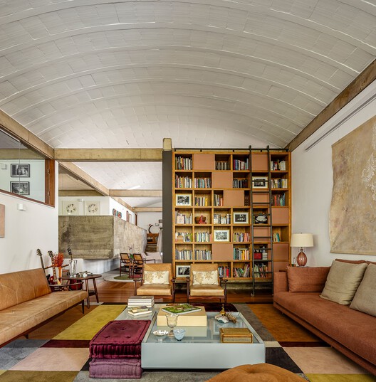 Arches House / ARKITITO Arquitetura - Interior Photography, Living Room, Wood, Sofa, Table, Lighting, Chair, Shelving