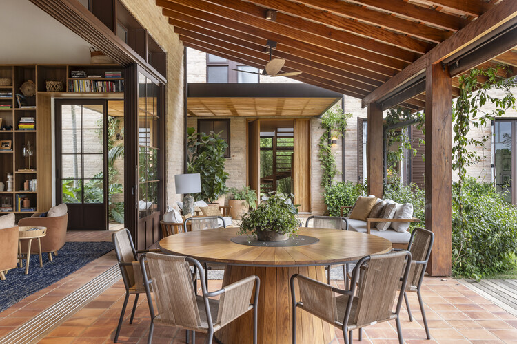Casa MF / Daniel Fromer - Fotografia de Interiores, Sala de Jantar, Madeira, Mesa, Cadeira, Pátio