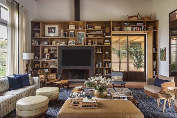 Casa MF / Daniel Fromer - Fotografia de Interiores, Sala de Estar, Sofá, Madeira, Prateleira, Iluminação, Mesa, Cadeira