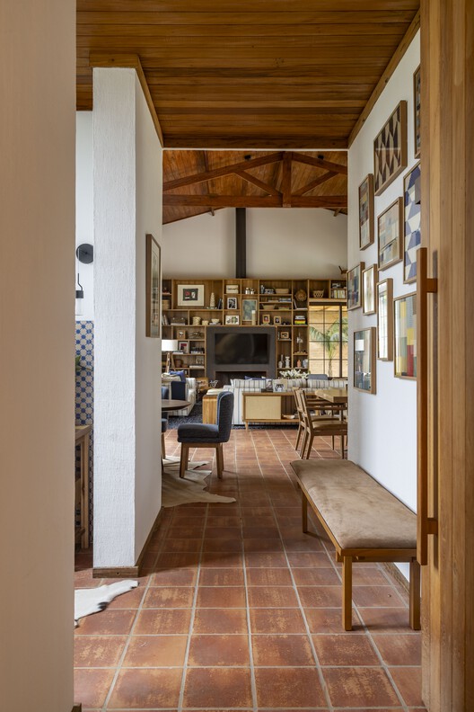 Casa MF / Daniel Fromer - Fotografia de Interiores, Sala de Jantar, Madeira, Iluminação, Prateleira, Cadeira, Mesa