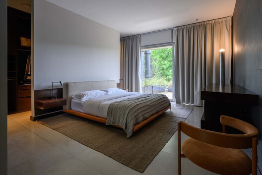 Casa S / Rubén Valdemarín + Siuk Studio Casa S / Rubén Valdemarín + Siuk Studio - Fotografía interior, Dormitorio, Camas, Madera, Iluminación