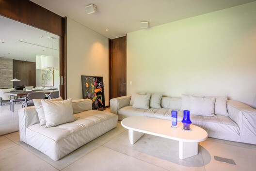 Casa S / Rubén Valdemarín + Siuk Studio Casa S / Rubén Valdemarín + Siuk Studio - Fotografía interior, Sala de estar, Sillones, Madera, Iluminación, Mesas, Sillas