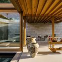 Casa de bosque / fgmf - fotografía interior, madera, vigas fijas, columnas