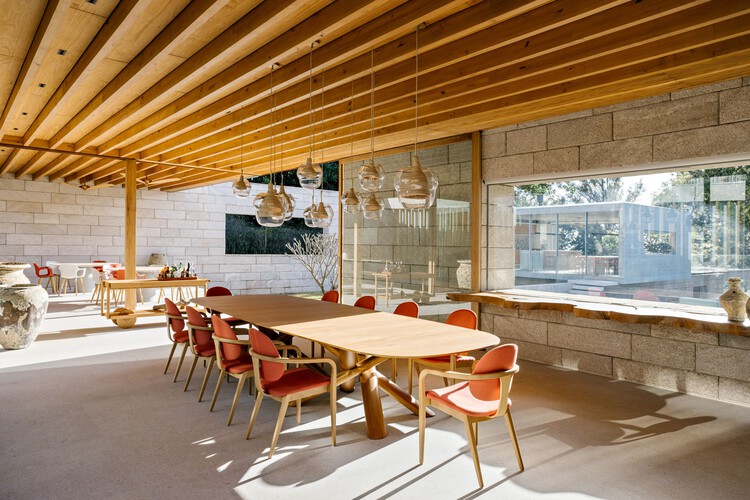 Casa de bosque / fgmf - fotografía interior, comedor, madera, sillas