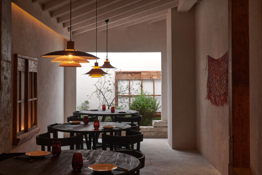 红椛杭州中心店 / 退化建筑 红椛杭州中心店 / 退化建筑 - 室内图, 餐厅, 灯, 梁