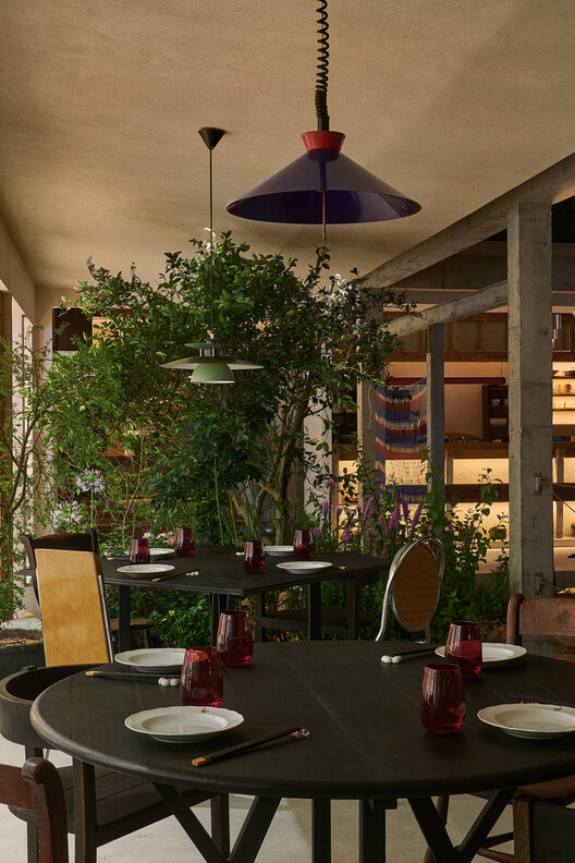 红椛杭州中心店 / 退化建筑 - 室内图, 桌子, 椅子, 灯, 玻璃