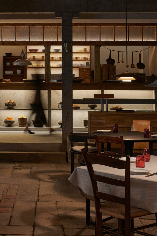 红椛杭州中心店 / 退化建筑 红椛杭州中心店 / 退化建筑 - 室内图, 木头, 灯, 椅子