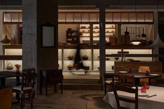 红椛杭州中心店 / 退化建筑 红椛杭州中心店 / 退化建筑 - 室内图, 木头, 灯, 桌子, 隔断, 椅子