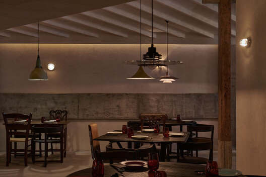 红椛杭州中心店 / 退化建筑 红椛杭州中心店 / 退化建筑 - 室内图, 餐厅, 灯, 椅子