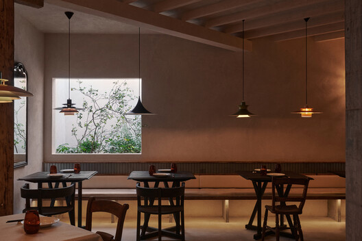 红椛杭州中心店 / 退化建筑 红椛杭州中心店 / 退化建筑 - 室内图, 餐厅, 木头, 灯, 椅子