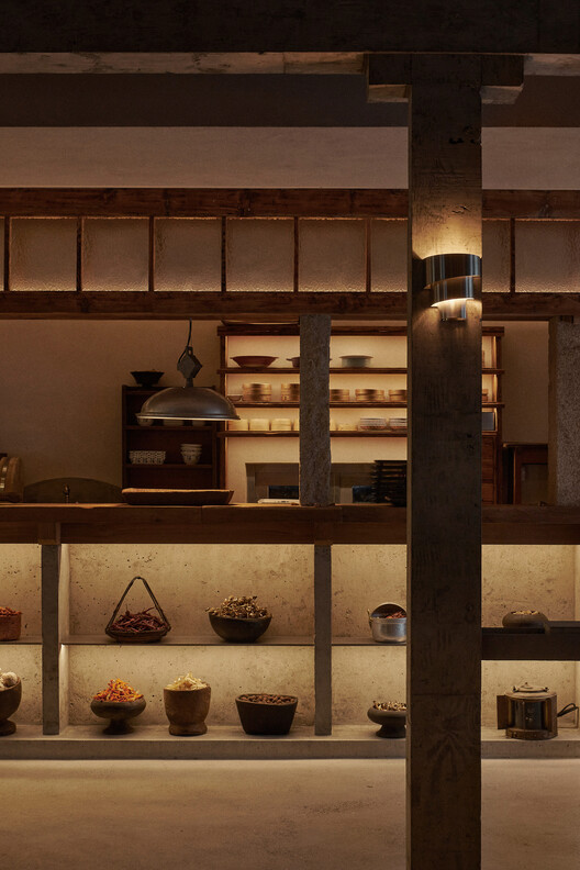 红椛杭州中心店 / 退化建筑 红椛杭州中心店 / 退化建筑 - 室内图, 木头, 灯, 梁