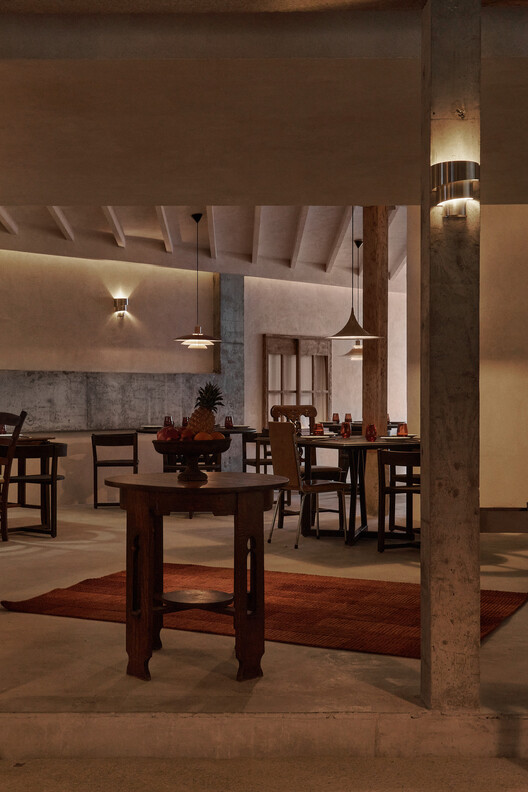 红椛杭州中心店 / 退化建筑 红椛杭州中心店 / 退化建筑 - 室内图, 餐厅, 灯, 椅子, 梁