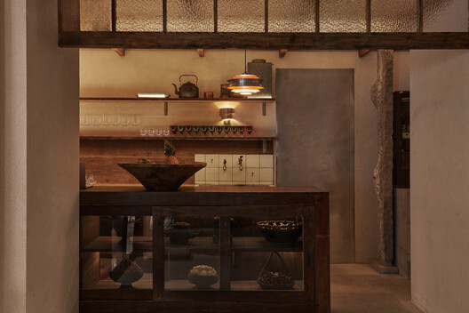 红椛杭州中心店 / 退化建筑 红椛杭州中心店 / 退化建筑 - 室内图, 木头, 灯, 隔断