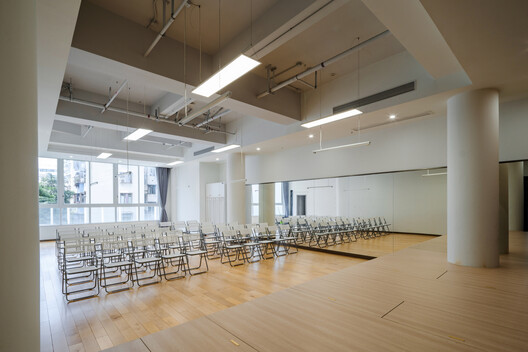 深圳市福田区九曜幼儿园 / 筑博设计 - 室内图, 木头, 灯, 椅子, 玻璃