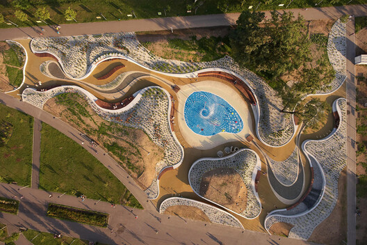 Evolving Urban Playgrounds: 5 Design Strategies and 31 Projects Around the Globe - Image 19 of 39
