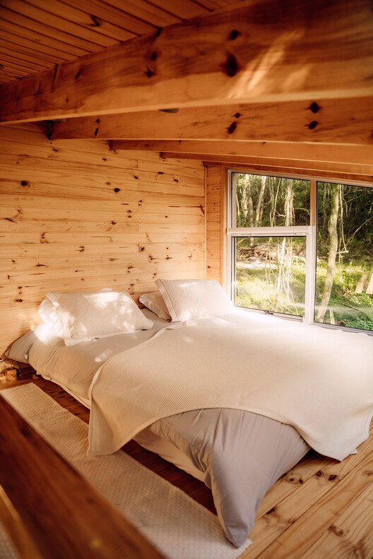 Solena Cabin - Mata / Desterro Arquitetos - Interior Photography, Bedroom, Wood, Bed, Lighting