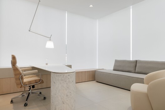 Sede Administrativa Med First / gruta.arquitetos - Fotografia de Interiores, Sala de Estar, Mesa, Cadeira, Iluminação