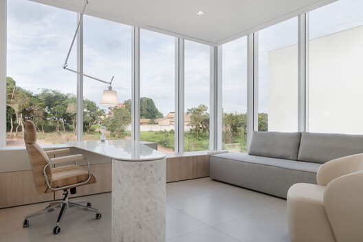 Sede Administrativa Med First / gruta.arquitetos - Fotografia de Interiores, Sala de Estar, Cadeira, Mesa, Iluminação, Vidro