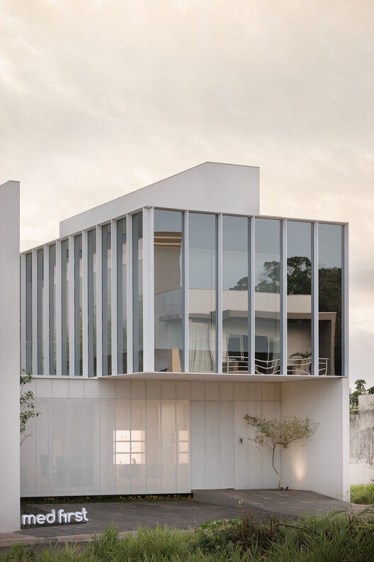 Sede Administrativa Med First / gruta.arquitetos - Fotografia de Interiores, Fachada, Concreto