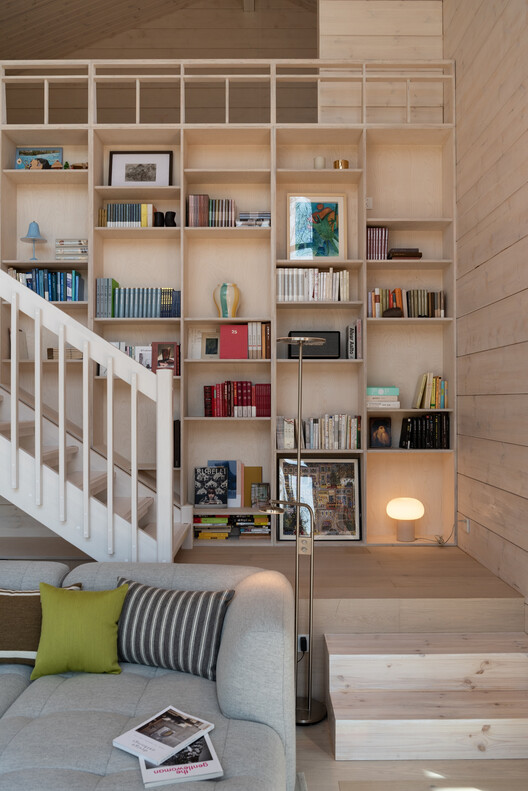 江山度假木屋 / NOTA Architects - 室内图, 壁橱, 隔断, 木头, 灯, 楼梯