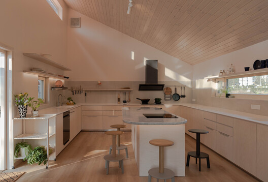 江山度假木屋 / NOTA Architects - 室内图, 厨房, 台面, 木头, 灯, 椅子