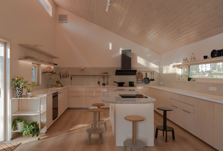 江山度假木屋 / NOTA Architects - 室内图, 厨房, 台面, 木头, 灯, 椅子