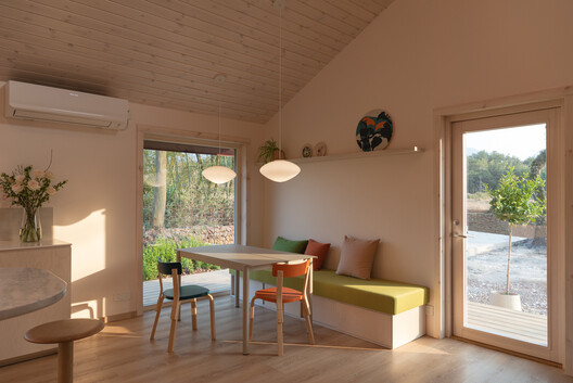 江山度假木屋 / NOTA Architects - 室内图, 餐厅, 木头, 桌子, 灯, 椅子