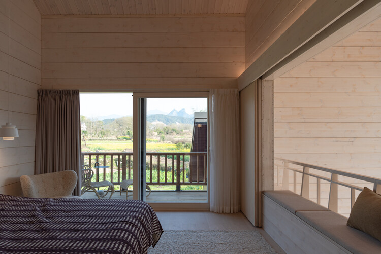 江山度假木屋 / NOTA Architects - 室内图, 卧室, 木头, 露台