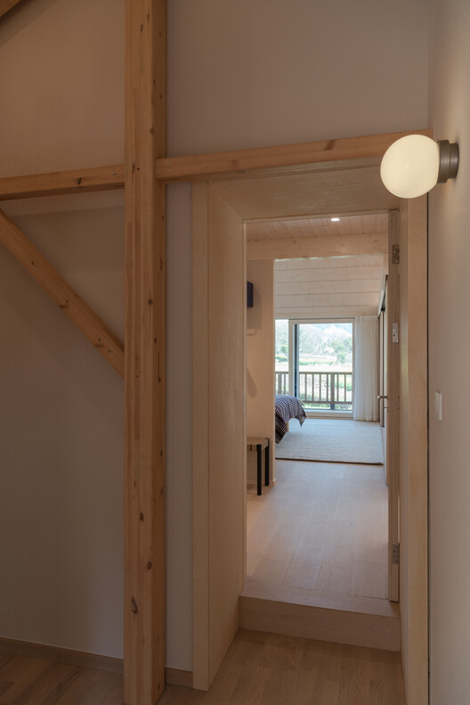 江山度假木屋 / NOTA Architects - 室内图, 木头, 灯, 玻璃