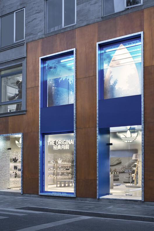 ADIDAS ORIGINALS 安福 322 旗舰店 / 東木筑造 + TO ACC - 室内图, 玻璃