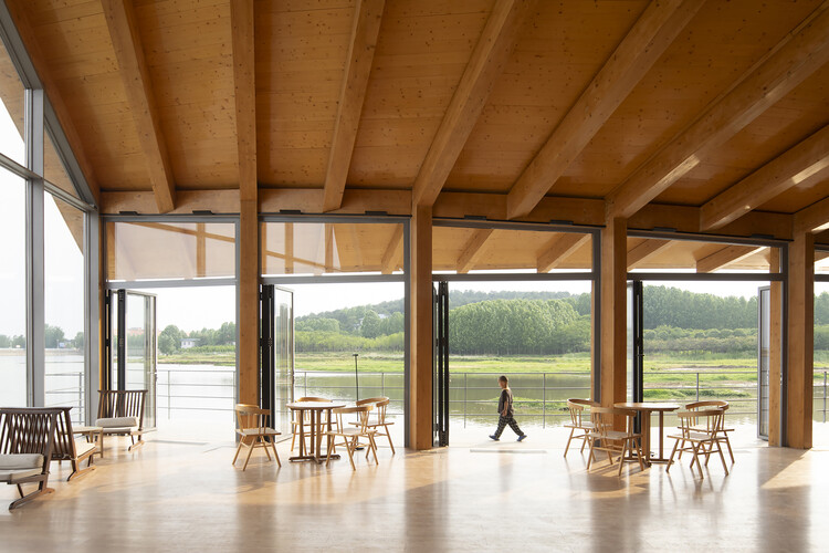 Driftwood Village/Main Architect Center - Fotografía interior, restaurante, madera