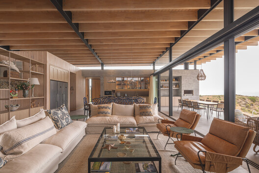 Casa Aguadulce / Benjamin Goñi Arquitectos + Claro + Westendarp Arquitectos - Fotografía interior, Sala de estar, Madera, Sillas, Fijación Vigas