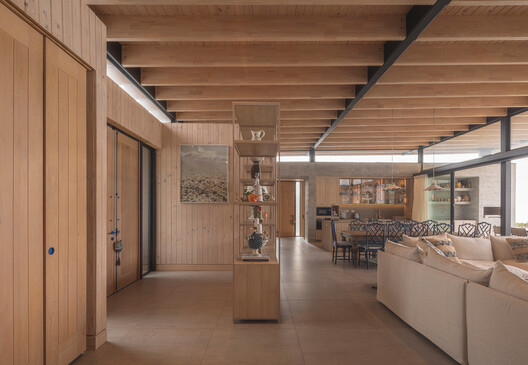 Casa Aguadulce / Benjamin Goñi Arquitectos + Claro + Westendarp Arquitectos - Fotografía interior, Cocina, Madera, Sillas, Fijación Vigas