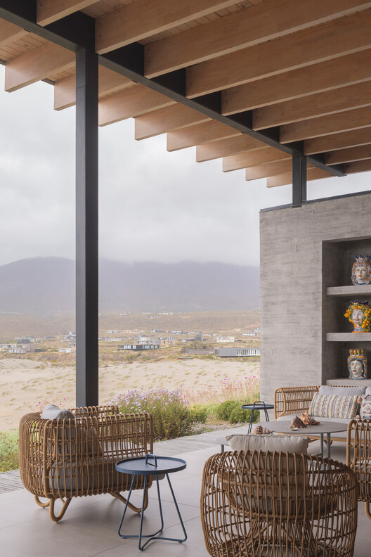 Casa Aguadulce / Benjamin Goñi Arquitectos + Claro + Westendarp Arquitectos - Fotografía interior, Comedor, Madera, Sillas, Patio