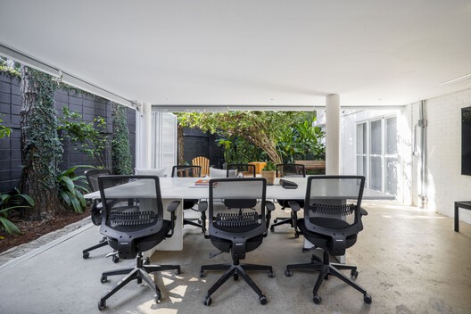 Agência Oito TM / André Ávila Arquitetura Agência Oito TM / André Ávila Arquitetura - Fotografia de Interiores, Mesa, Cadeira