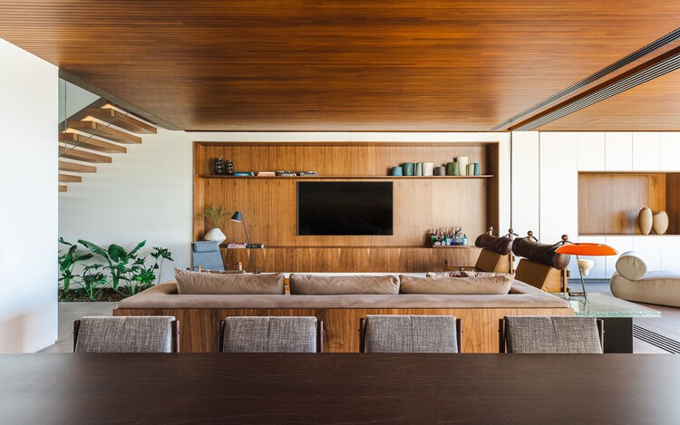 JF/KG Residencia de estudio - Fotografía interior, sala de estar, madera, mesa, sillón, silla, iluminación