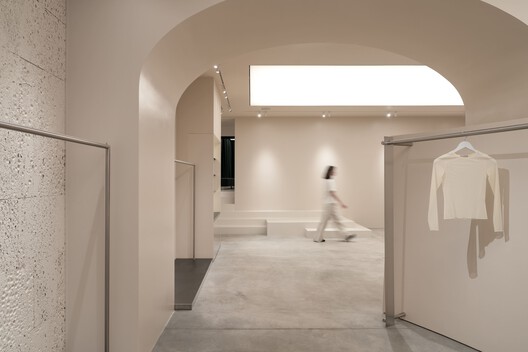 PAPAYA Brand Showroom / Between The Walls